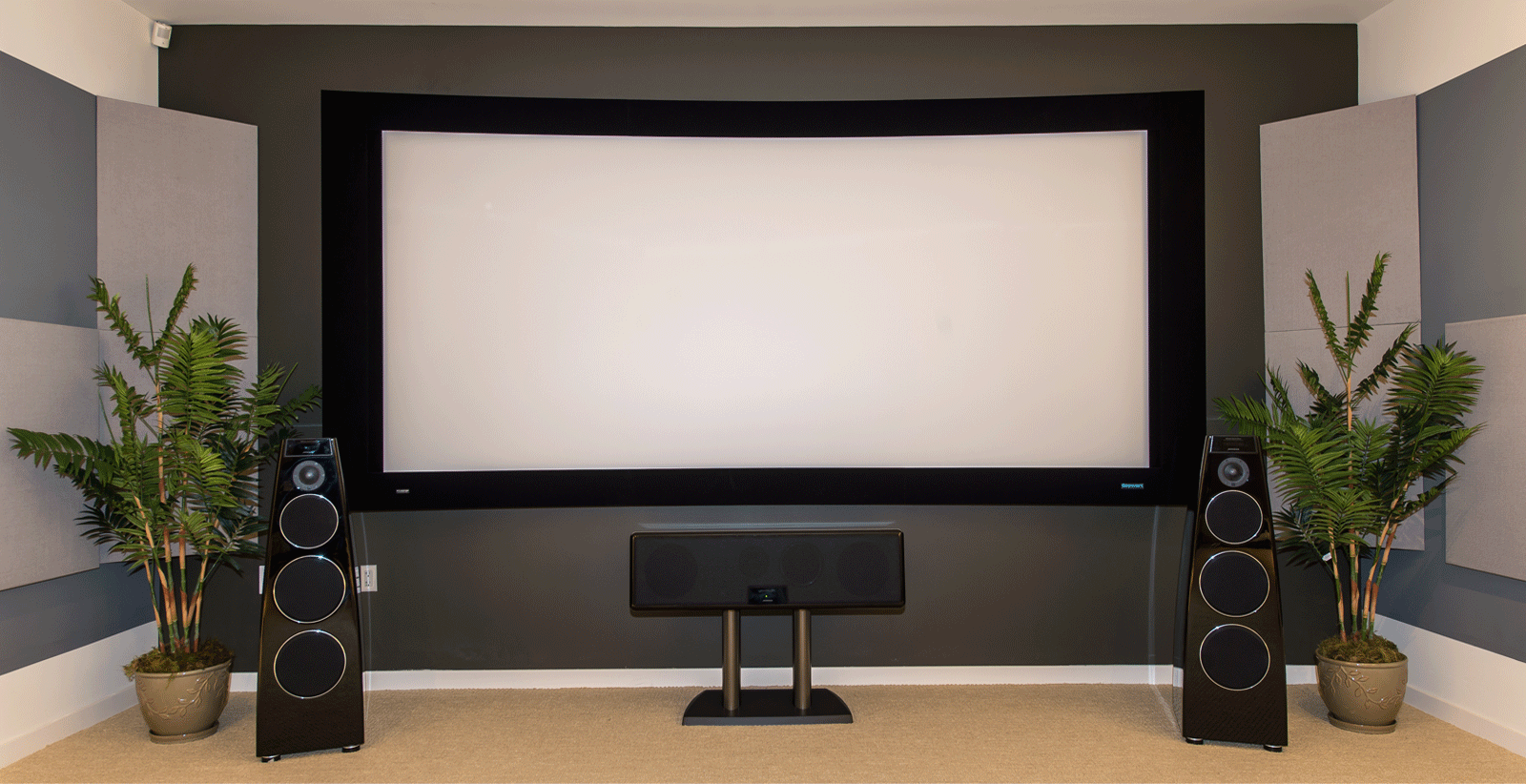 Ровно был экран. Экран для домашнего кинотеатра. Экран для проектора. Домашний кинотеатр с проектором и экраном. Экран для проектора на стене.